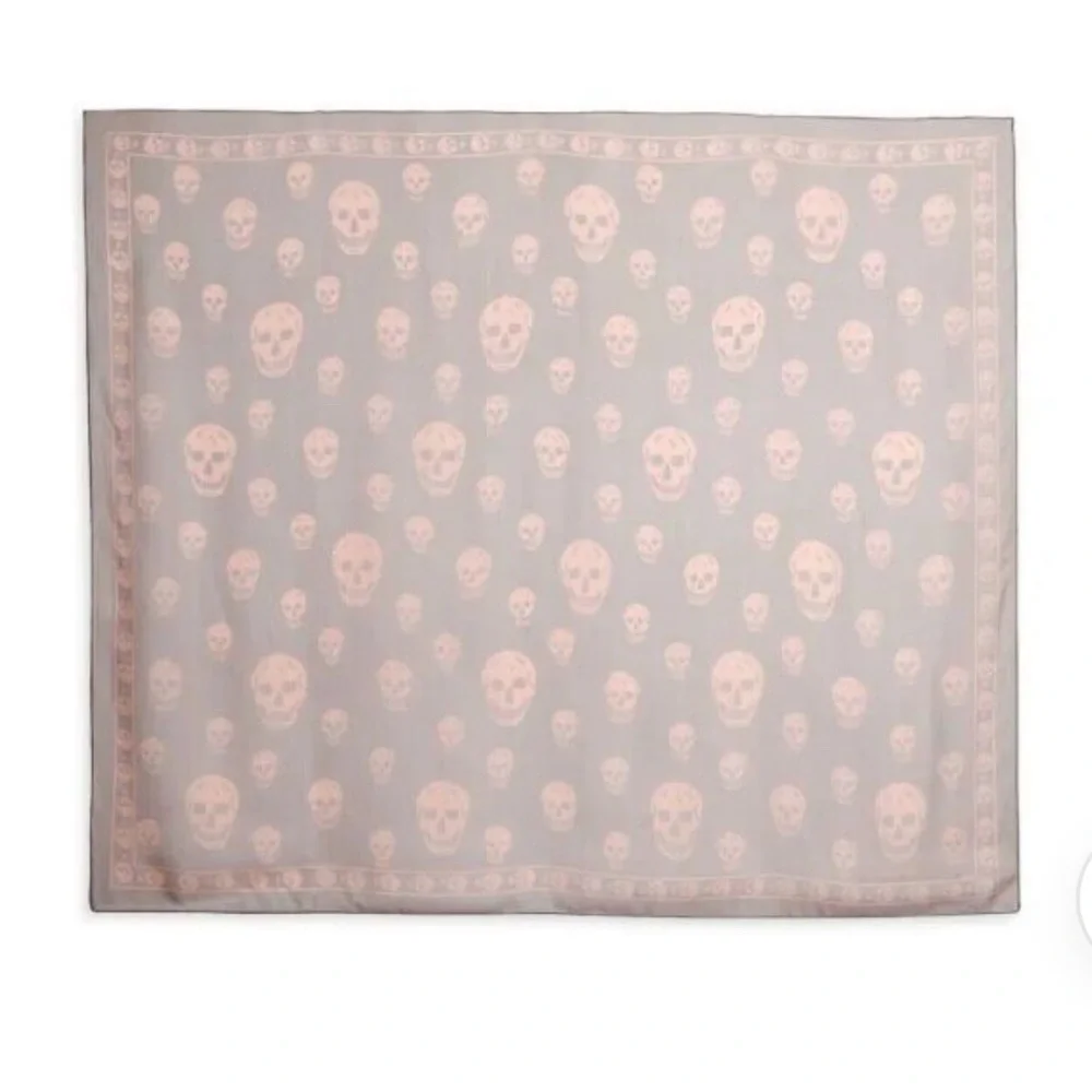 sold out ALEXANDER MCQUEEN
Skull-Print Silk Scarf - Picture 2 of 7